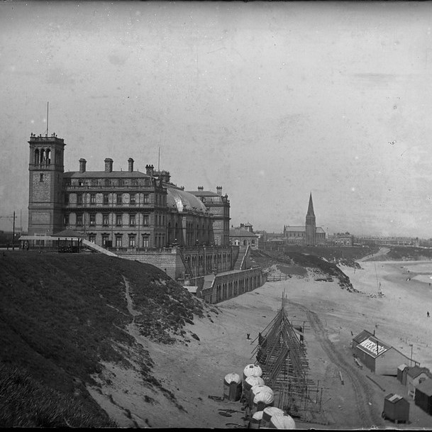 Photo showing Tynemouth plaza building over looking the beach